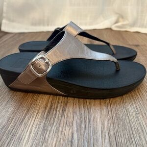 FitFlop Flip Flop The Skinny Sandals Metallic Pewter Side Buckle Thong Size 8